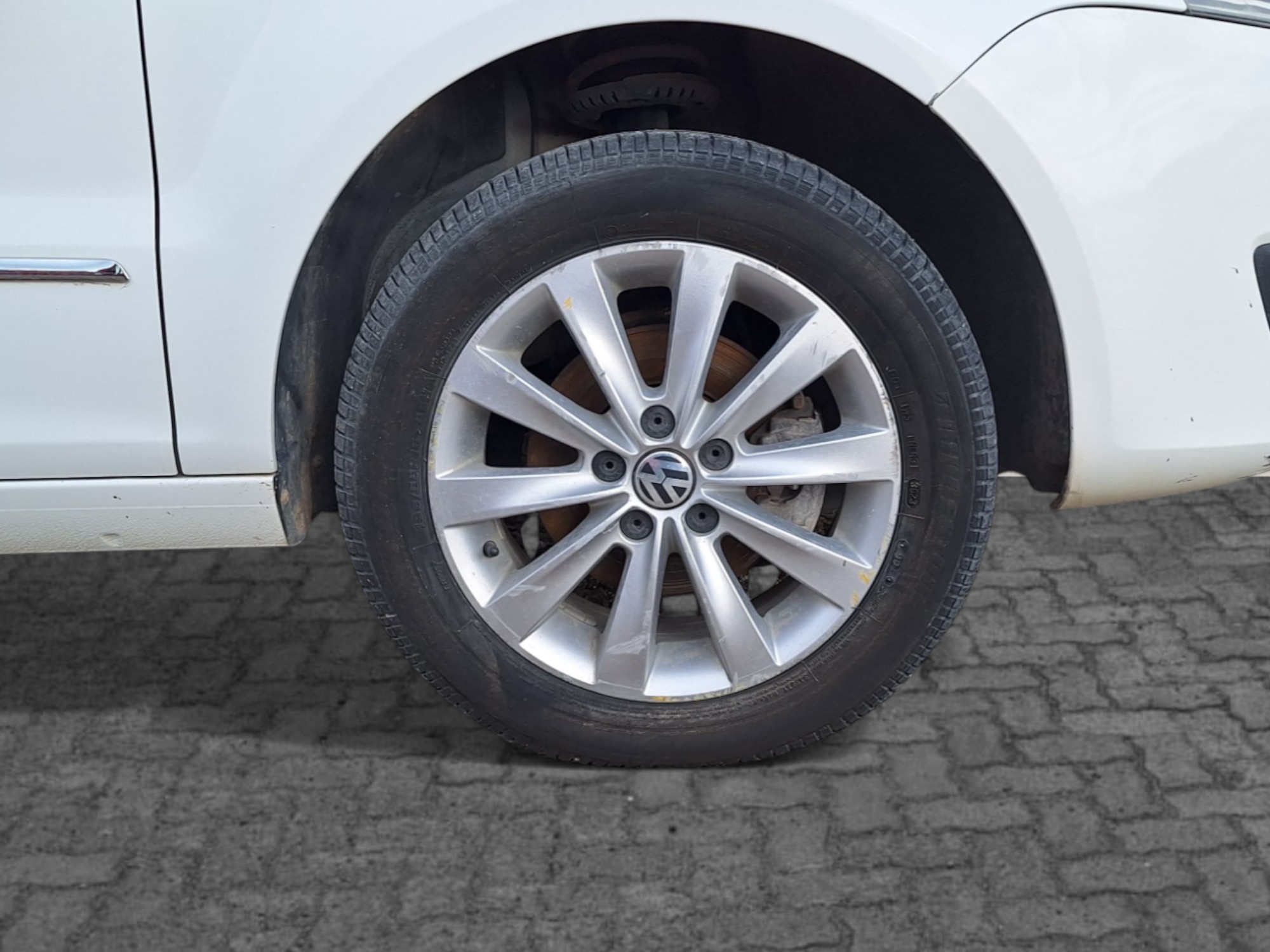 Foto 3 de VOLKSWAGEN SURAN 1.6L 5D 21B 2012